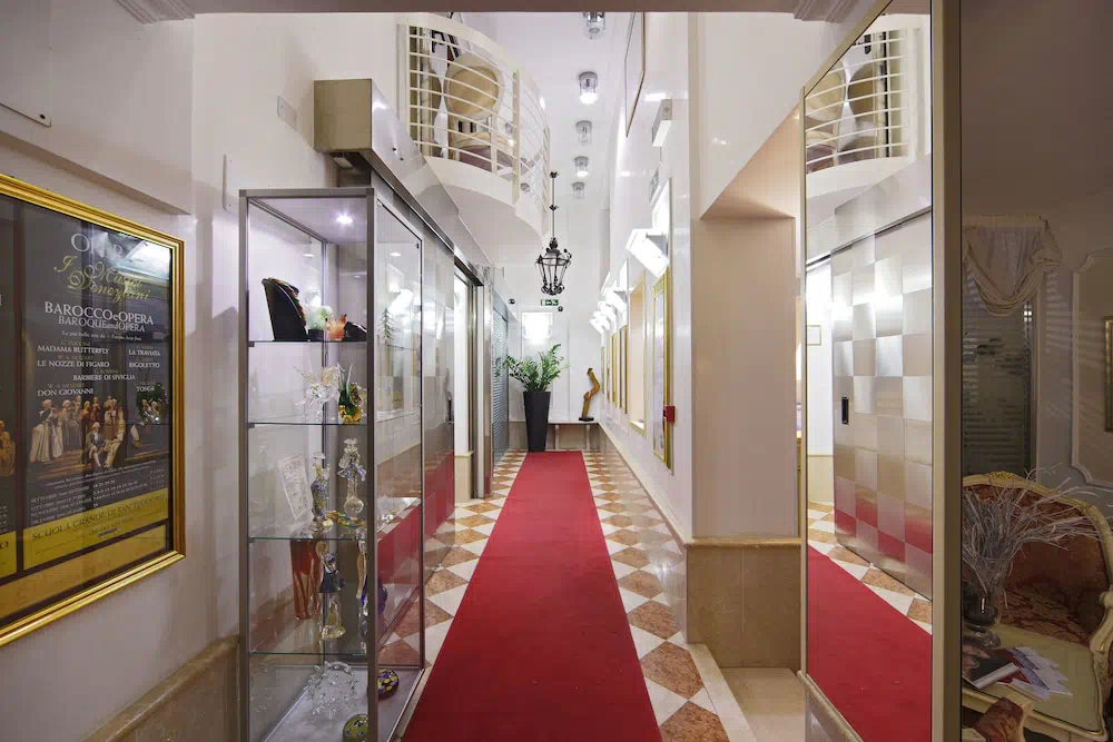 Hotel Becher in Venice - Property suite and interior view