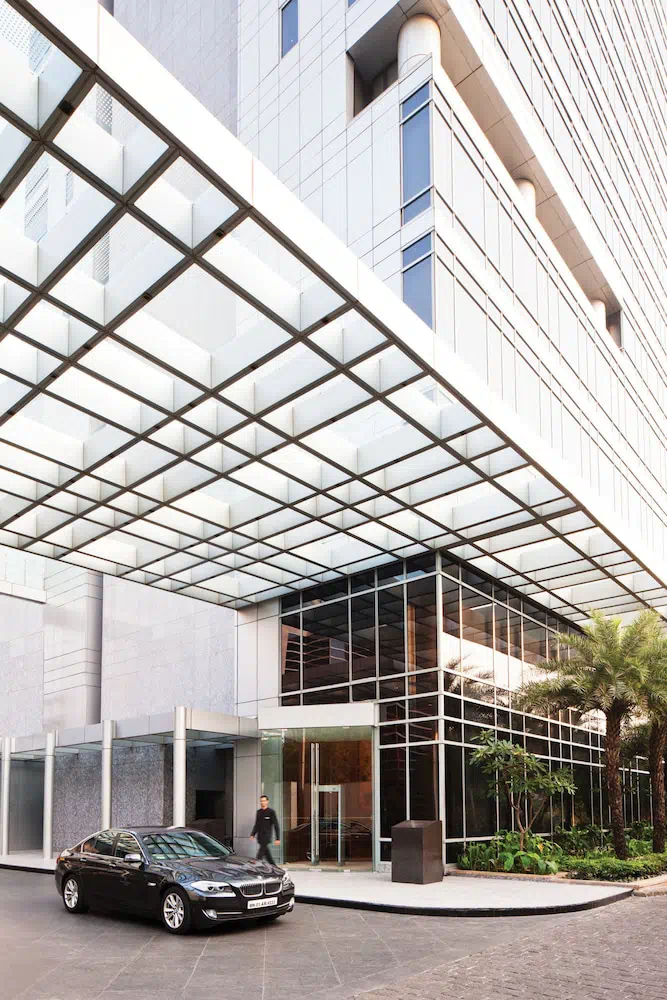 Four Seasons Hotel Mumbai - Exterior facade and main entrance