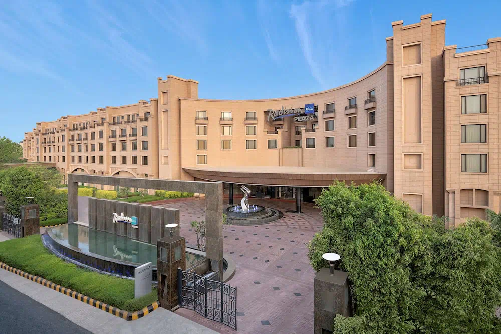 Radisson Blu Plaza Delhi Airport - Dining area and restaurant