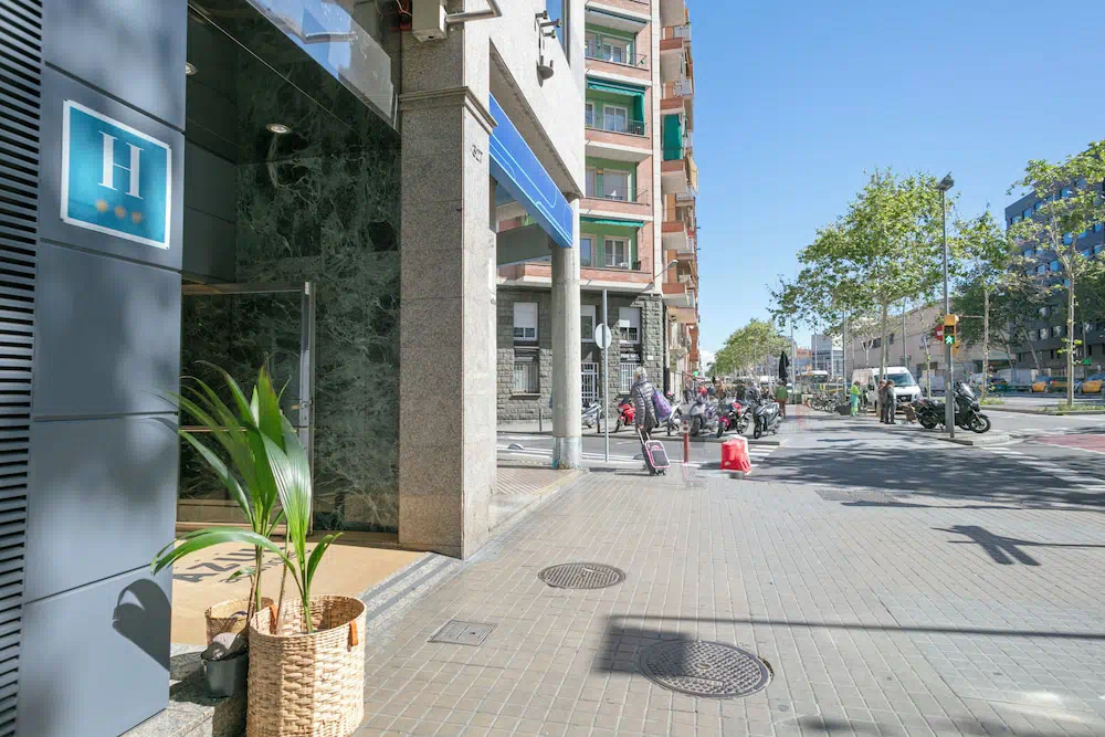 Hotel Acta Azul in Barcelona - Guest room and accommodations