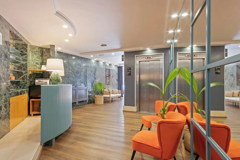 Hotel Acta Azul in Barcelona - Property suite and interior view