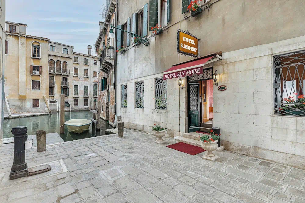 Hotel San Moise in Venice - Guest room and accommodations