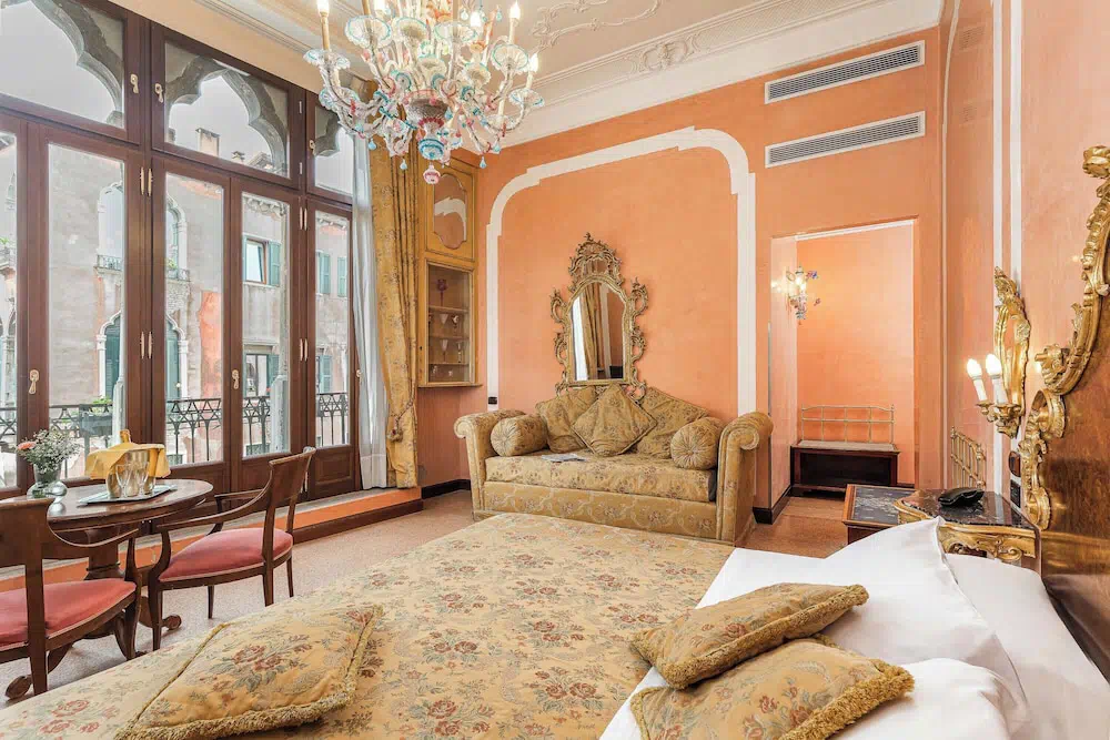 Hotel San Moise in Venice - Property suite and interior view