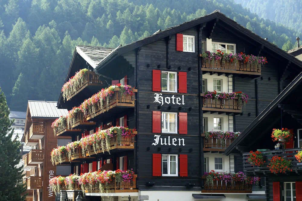 Tradition Julen Hotel in Zermatt - Guest room and accommodations