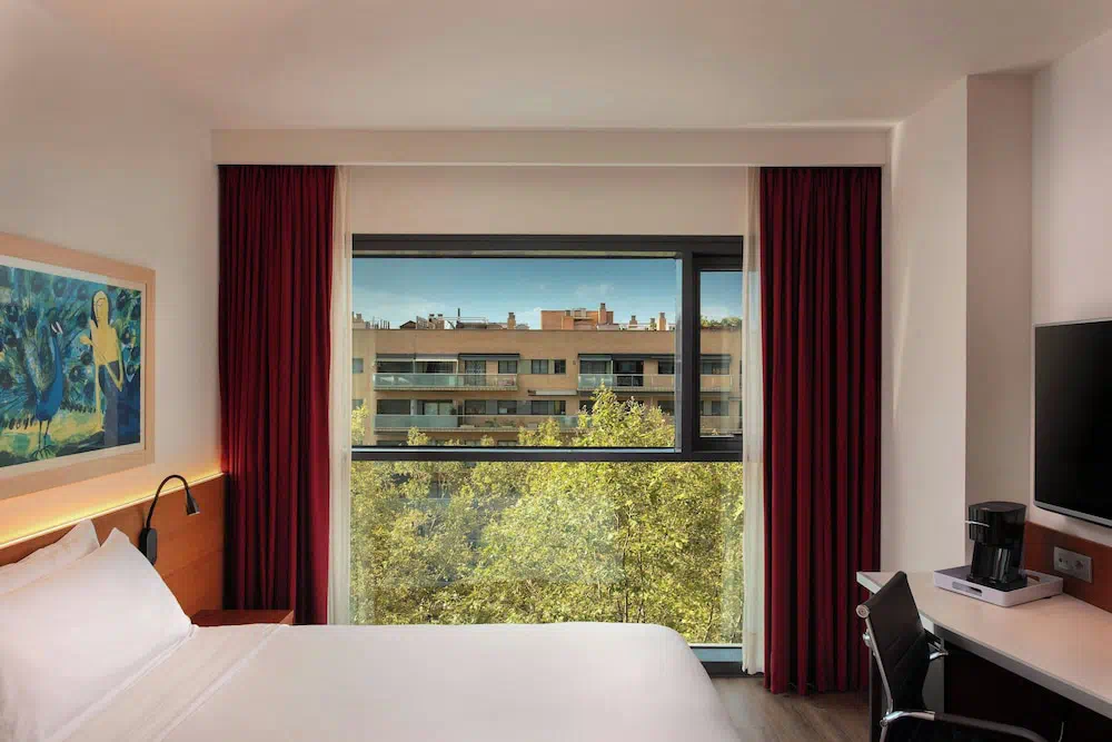 Four Points By Sheraton Barcelona Diagonal in Barcelona - Property suite and interior view
