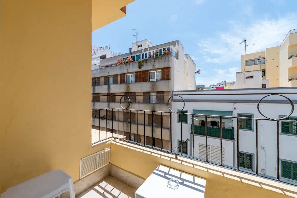 Hostal Europa Punico in Ibiza Town - Property suite and interior view