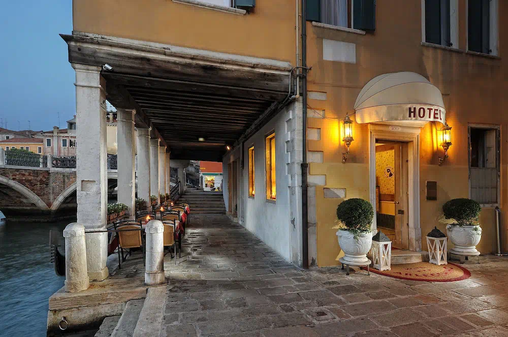 Hotel Arlecchino in Venice - Property suite and interior view