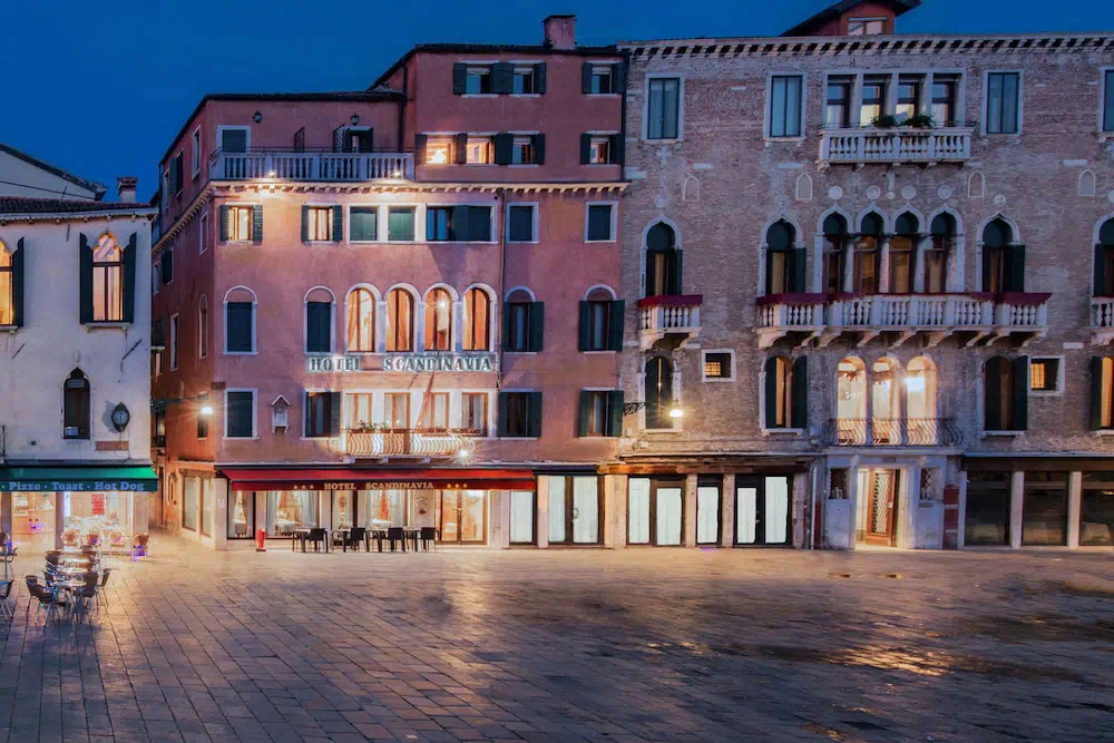 Hotel Scandinavia Relais in Venice - Property suite and interior view