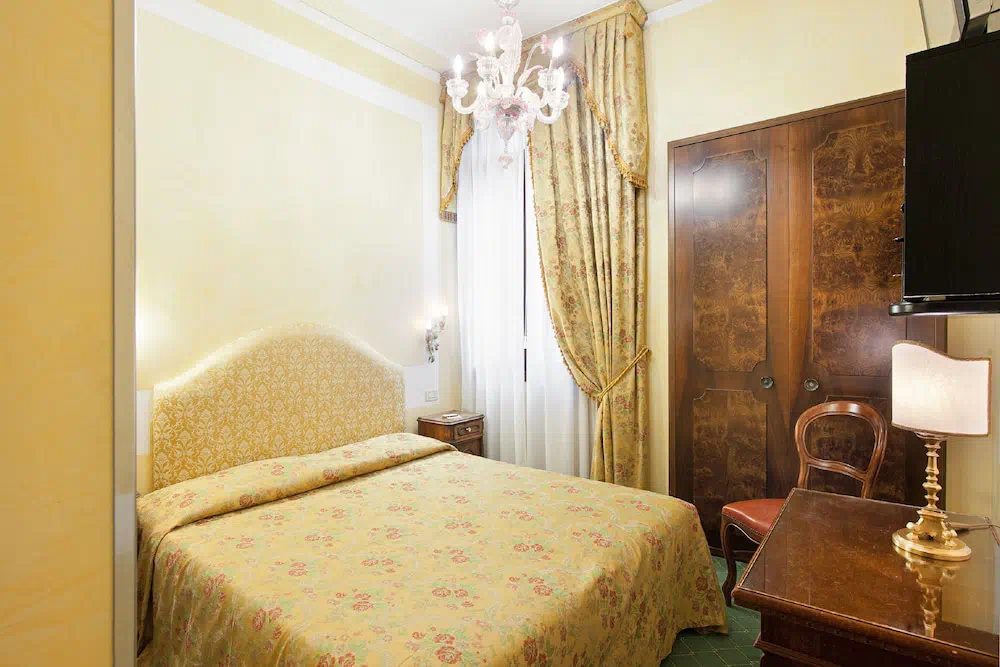 Hotel San Cassiano Cafavretto in Venice - Property suite and interior view