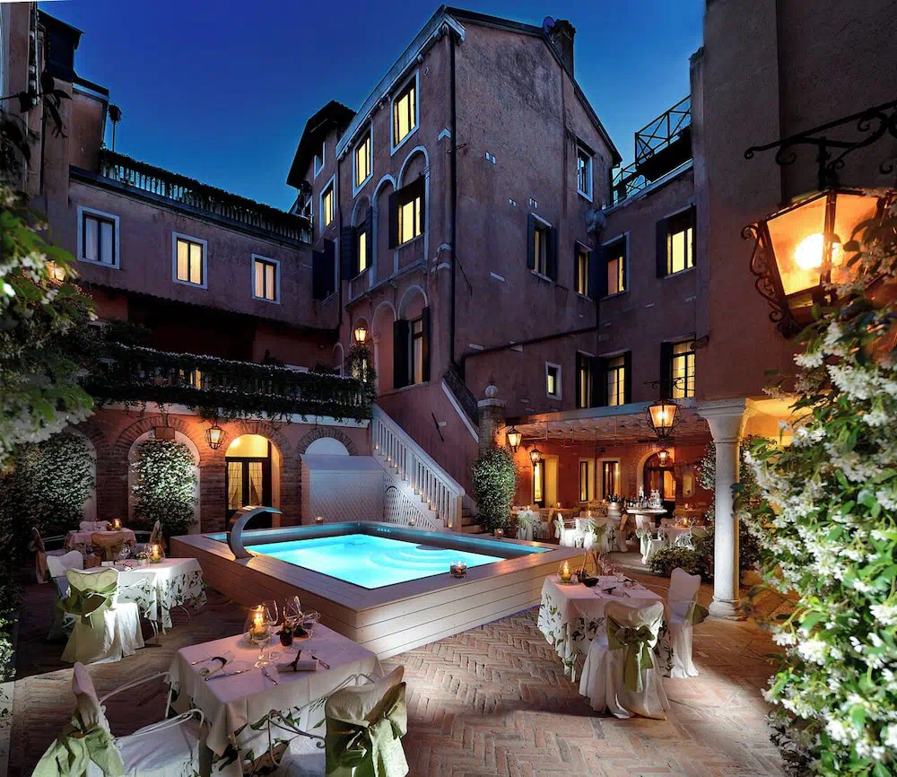 Hotel Giorgione in Venice - Property suite and interior view