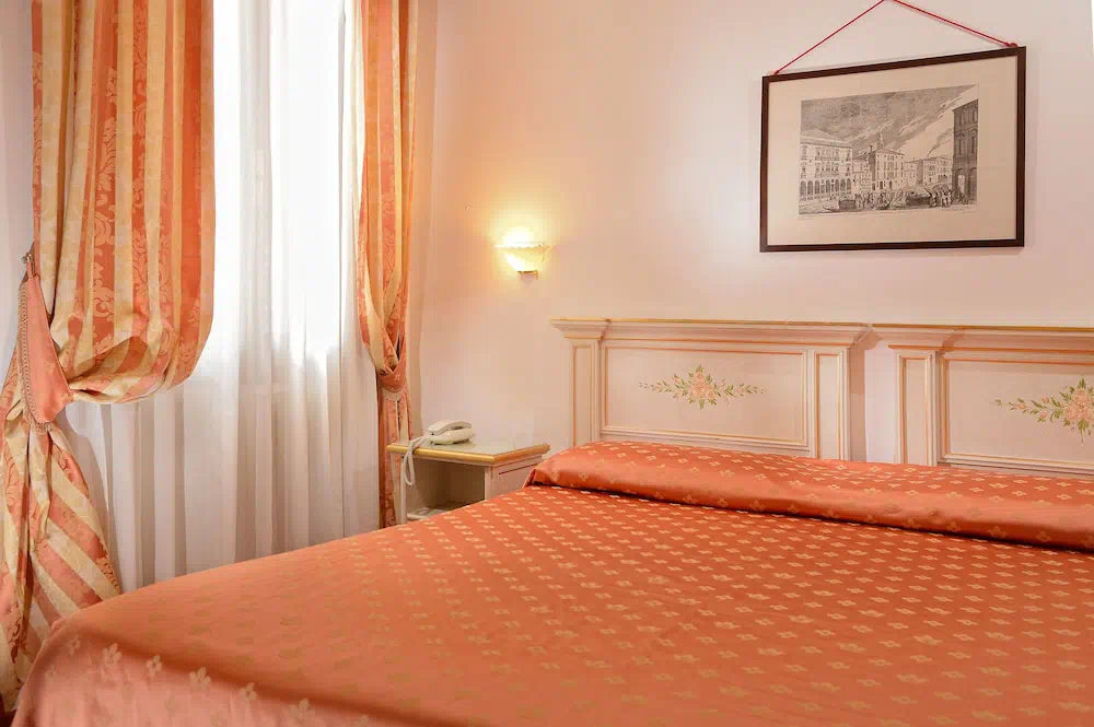 Hotel Ambassador Tre Rose in Venice - Property suite and interior view