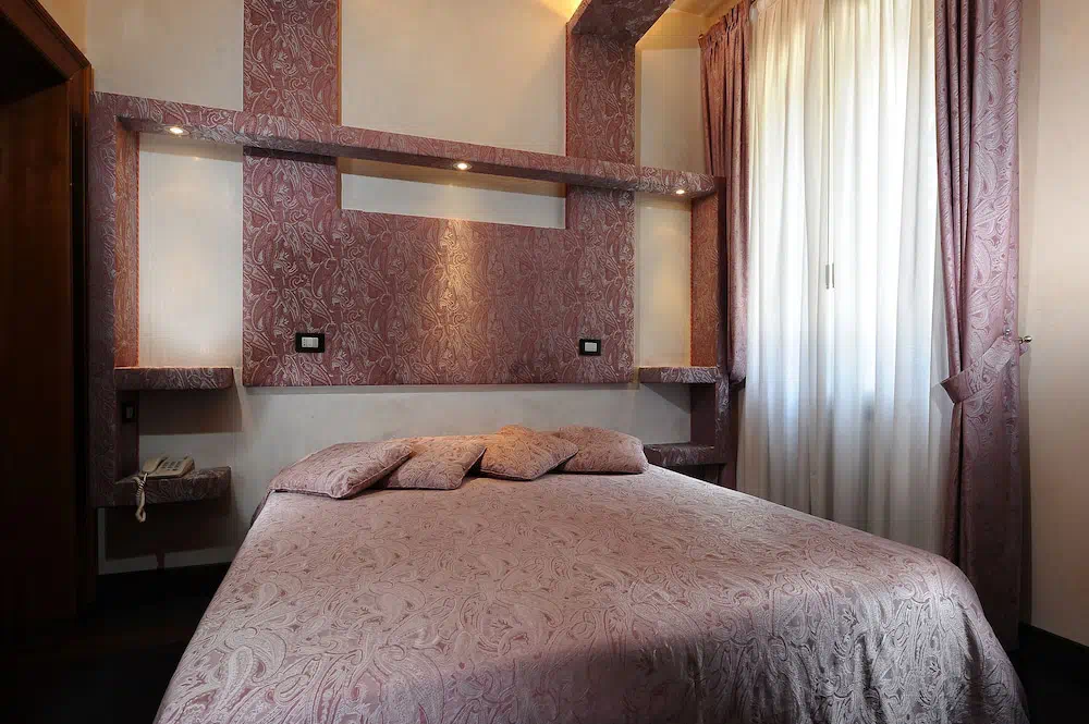 Hotel Abbazia in Venice - Guest room and accommodations
