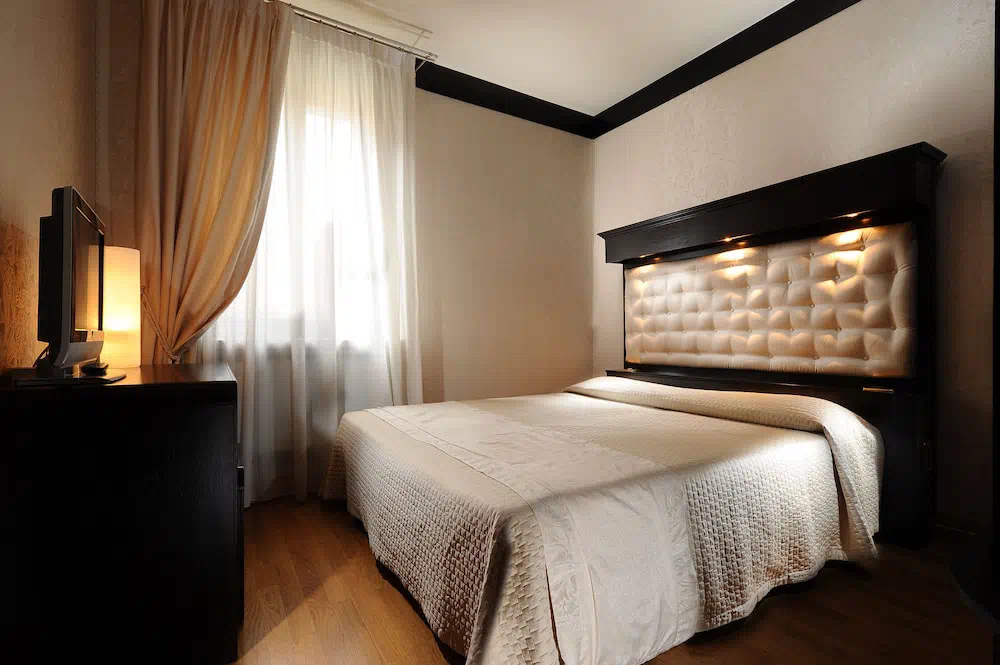 Hotel Abbazia in Venice - Property suite and interior view