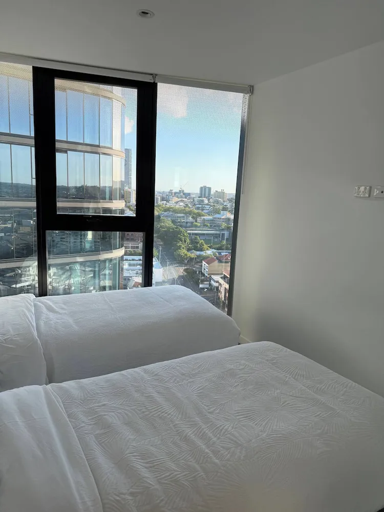Top Floor Luxury Apartment Rooftop Pool Cbd - Property photo 10