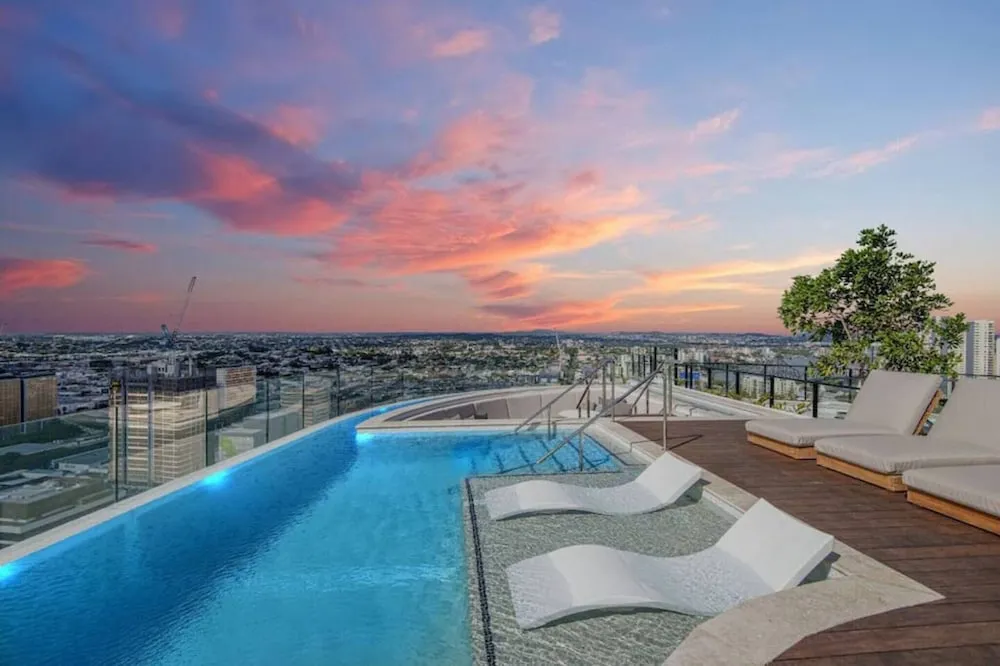 Top Floor Luxury Apartment Rooftop Pool Cbd - Guest room and accommodations