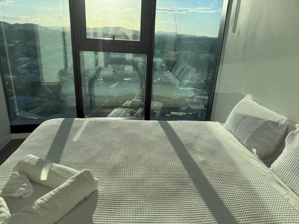 Top Floor Luxury Apartment Rooftop Pool Cbd - Property photo 8