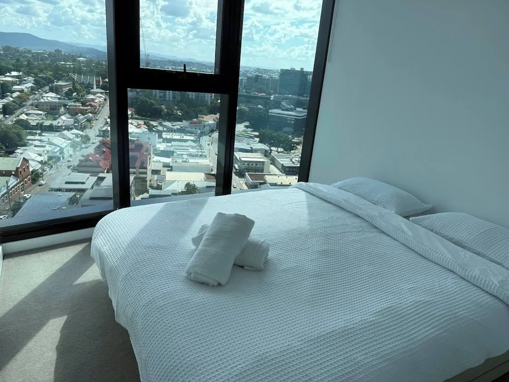 Top Floor Luxury Apartment Rooftop Pool Cbd - Property photo 9